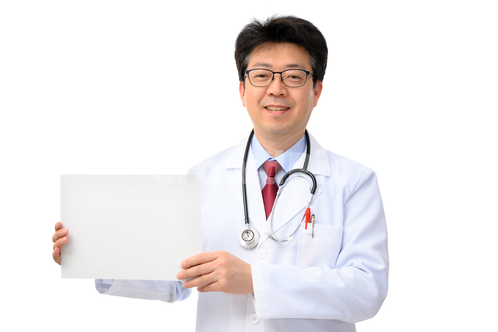 의사,건강,보건,의료,알림판,메세지,1명,1인,한국인,중국인,일본인,아시아인,남자,중년,중장년,4050세,하얀배경,웃는,표정,넥타이,40대,50대,카피스페이스,여백,메시지,패널,빈칸,공란,빈,알림,광고,광고판,보드,닥터,청진기,공백,건강관리,병원,가운,유니폼,사람,흰색배경,하얀배경,누끼,흰색,하얀색,공간,사람,인물,인간,human,person,의료,의학,병원,medical,hospital,clinic,누끼,remove background