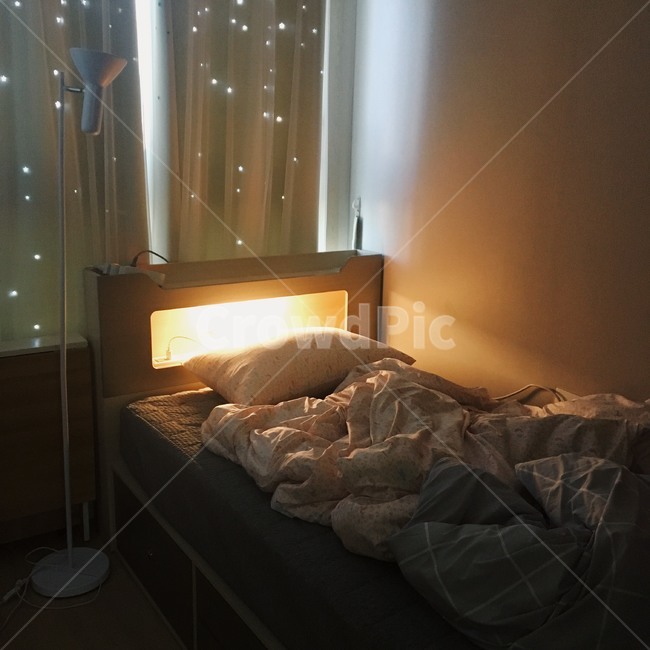 방,감성,조명,원룸,별커텐,자연광,침대,차분한,인테리어,실내디자인,interior design