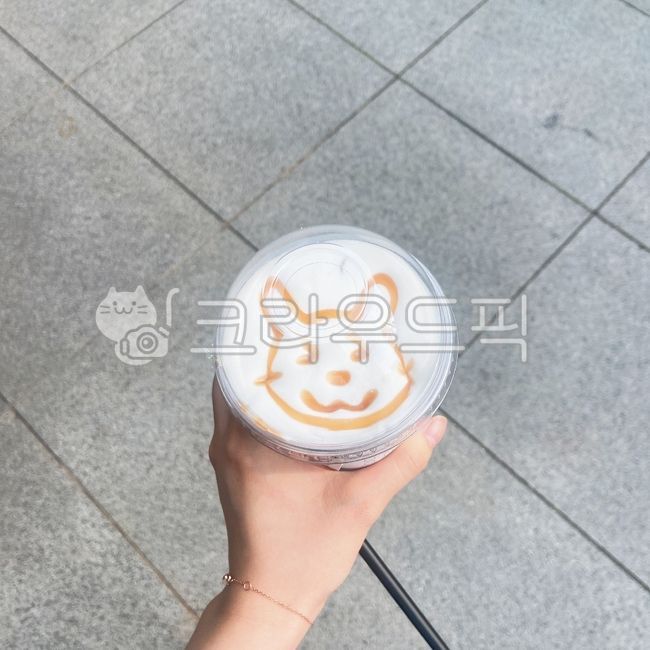 음료,coffee,커피,카라멜마끼아또,크림커피,크림,카라멜시럽,시럽,라떼아트,아트