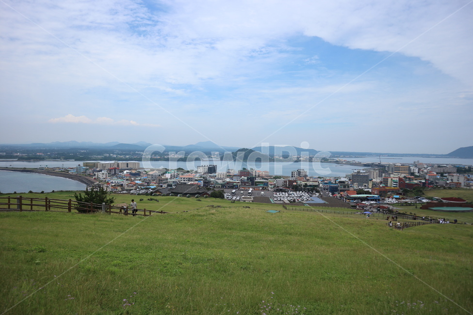 제주도,제주,성산일출봉,성산,자연,세계문화유산,한국,경관,풍경,경치,산,섬,바다,하늘,돌,한국자연풍경,한국자연경관,해변,대자연,구름,들판,풀,맑음,맑은날,유유자적,등산,jeju,jejudo,korean,island,jejuisland,sea,sky,nature,stone,mountain,seongsan,korea,green