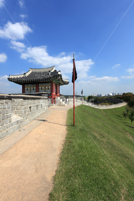 수원화성,수원성,수원,화성,문화재,사적,풍경,성,누각,망루,정자,건축,건축물,건물,전통건축,전통건축물,유적,유적지,성곽,포루,명소,하늘,구름,배경,백그라운드,길,산책,산책로,역사,수원시,경기도,한국,한국전통,한국문화,korean traditional,korean culture,랜드마크,landmark,tourist attraction,한국랜드마크,한국관광지,한국명소,korea landmark,korea tourist attraction,건축물,건물외관,exterior,building,structure,architecture,construction