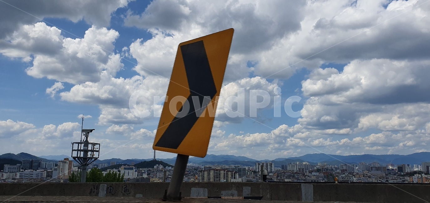 표지판,하늘,맑은하늘,구름,뭉게구름,풍경,도시,도시경관,sky,cloud,city