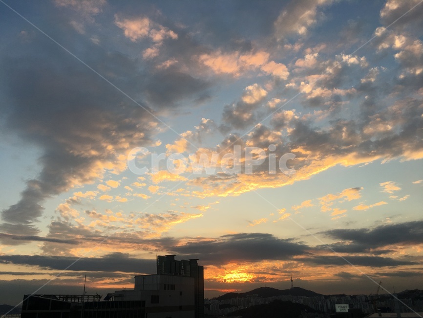 하늘,서울하늘,노을,구름,아름다운하늘,해질녘,자연,풍경,nature,landscape,outdoors,옥외,sky,sunset,일몰,dusk,황혼,dawn,새벽,red sky,붉은 하늘