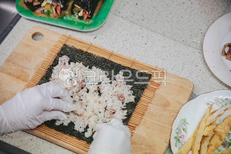 Gimbap,seaweed,rice,making gimbap,food,meal,latex gloves,Korean food,gimbap,cutting board,koreanfood,hand