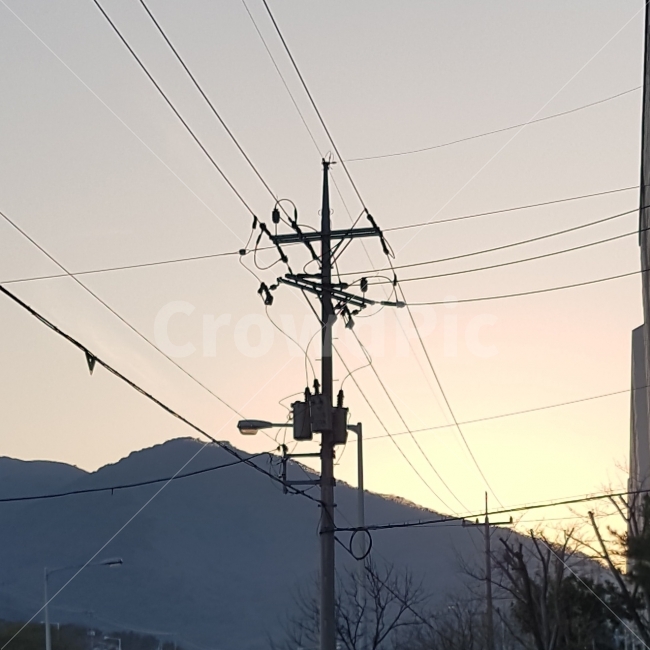 하늘,전깃줄,전봇대,노을,구름,산,나무,오후,저녁,가로등,따스함,아름다움,일상,일상적,동화,빛,분위기,sky,pole,sunset,cloud,mountain,afternoon,lamp,warm,beautiful,daily,nature,light,mood,tree,도시,풍경,city,landscape,산업,industry,industrial,에너지산업,energy industry,utility pole,전신주,cable,케이블