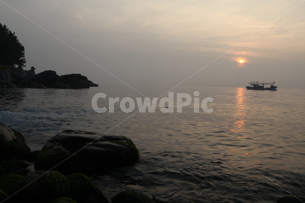 바다,일출,배,산,경치,자연,풍경,nature,landscape,산업,industry,industrial,어업,fishery,fishing industry,outdoors,옥외,vehicle,차량,boat,보트,transportation,교통