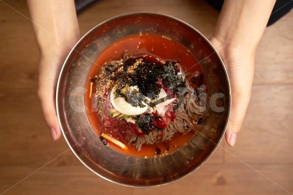 비빔면,비빔국수,국수,식당,저녁식사,외식,양손,바닥,계란,김,모밀,매운맛,국물,빨간색,사람,인물,인간,human,person,신체일부,몸,body,음식,식재료,요리,food,cook,meal,dishes,food reserves,면류,면요리,noodles,한식,한국음식,한국요리,korean food,korean dishes,korean meal,korean cook
