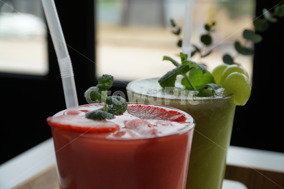 딸기쥬스,딸기주스,청포도쥬스,청포도주스,과일쥬스,과일주스,생과일쥬스,생과일주스,쥬스,주스,카페,음료,음료수,빨대,컵,초록,주황,데이트,cup,cafe,juice,strawberry,greengrape,음료수,drink,beverage