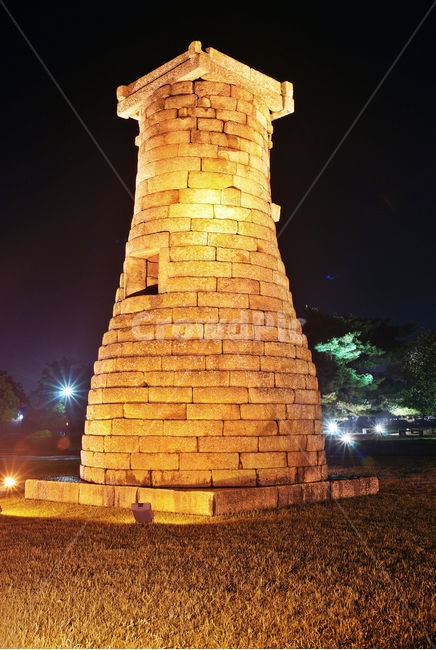 첨성대,천문대,경주,국보제31호,신라중기,석조,화강암벽돌,원통형,선덕여왕,천원지방설,문화유산,유적,야경,밤,풍경,nightscape,night,landscape,랜드마크,landmark,tourist attraction,한국랜드마크,한국관광지,한국명소,korea landmark,korea tourist attraction,architecture,건축물,building,건물,tower,탑