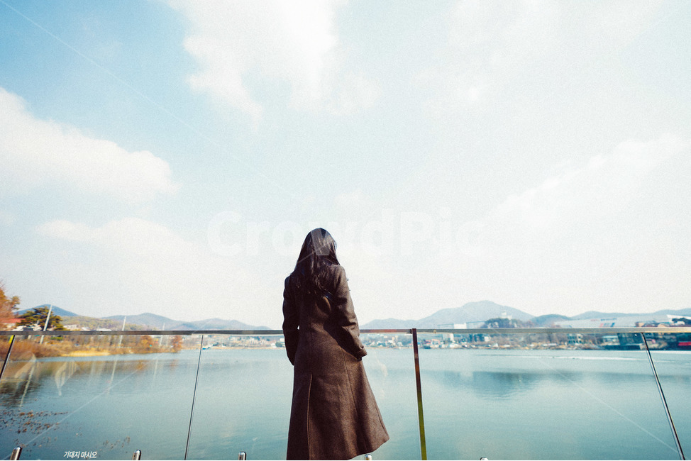 하늘,하늘색,구름,여자,호수,겨울,계절,winter,season,사람,인물,인간,human,person,여성,여자,woman,female,lady,감성,sensible,feeling,고독함,외로움,쓸쓸함,우울함,슬픔,lonely,solitary