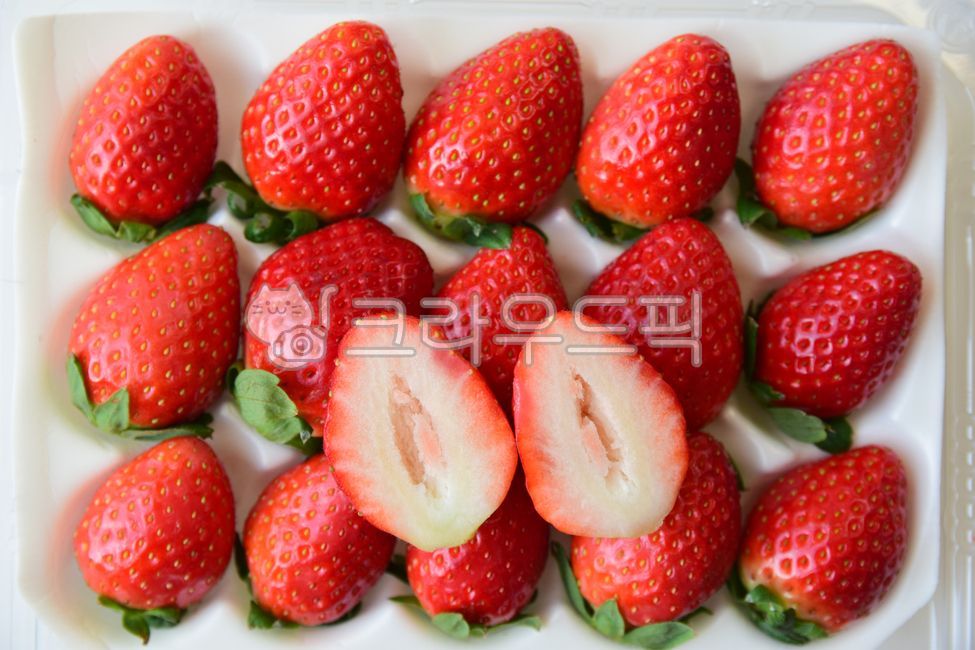 cut,half,fruit,snack,One pack,winter,seasonal fruits,red,fruits,ingredients,diet,cropped,winter strawberries,Fruit,strawberry,packaging,Seolhyang,vitamin,food,Red,dessert,foodreserves,cutting,half cut,sweet,fresh