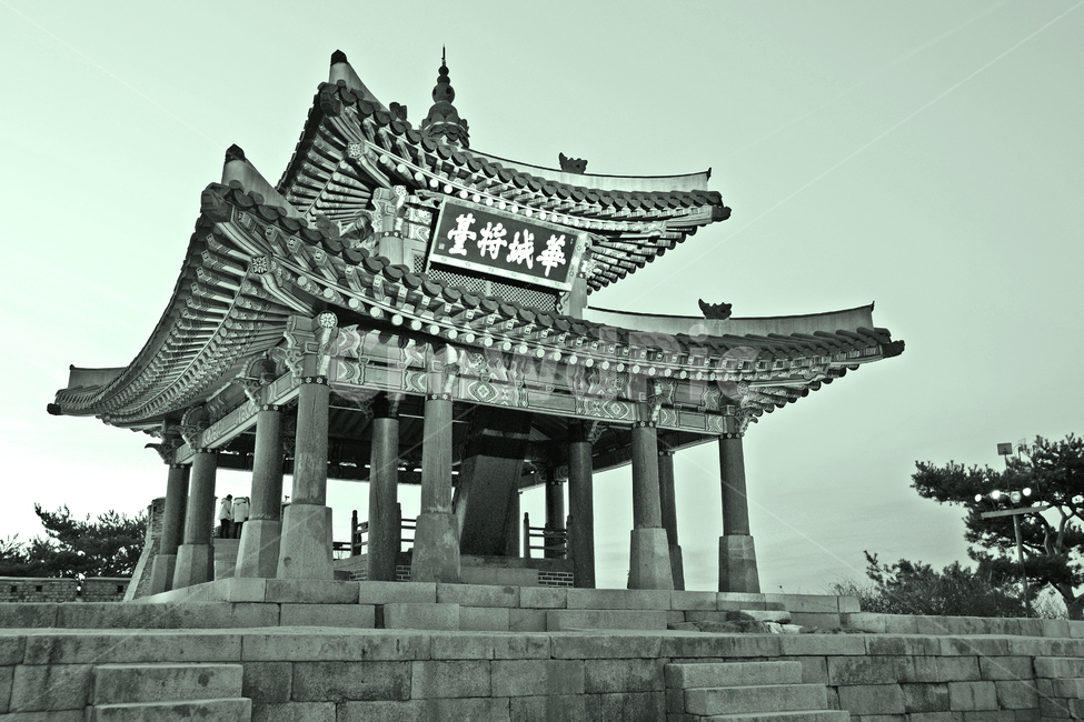 서노대,화성장대,수원화성,화성,유네스코세계문화유산,수원,장대석,모임지붕,지휘소,조선시대,고건축,한국전통,한국문화,korean traditional,korean culture,흑백,모노톤,monochrome,black and white,건축물,건물외관,exterior,building,structure,architecture,construction