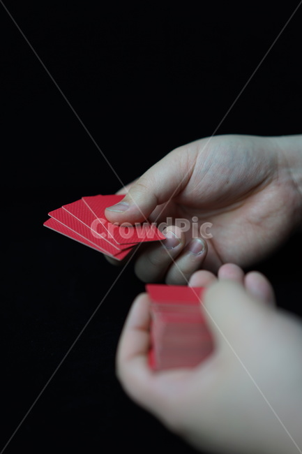 화투,화투패,고스톱,도박,게임,놀이,손가락,손동작,노름,하나후다,맞고,섯다,화투장,사람,인물,인간,human,person,신체일부,몸,body,게임,오락,놀이,game,play
