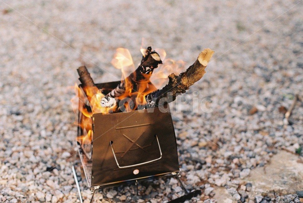 캠프파이어,캠핑,나무,장작,불,돌,불장난,campfire,fire,camping,vacation,holiday,tree,wood,firewood,woodpile,rock