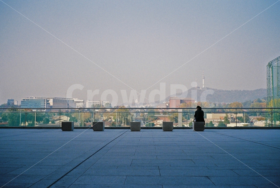 남산,풍경,하늘,감성,외로움,필카,필름카메라,도시,풍경,city,landscape,한국도시풍경,한국도시경관,korea cityscape,사람,인물,인간,human,person,감성,sensible,feeling,고독함,외로움,쓸쓸함,우울함,슬픔,lonely,solitary,urban,어반,metropolis,중심지,building,건물,시티,town,downtown,도심,outdoors,옥외,경치,nature,자연