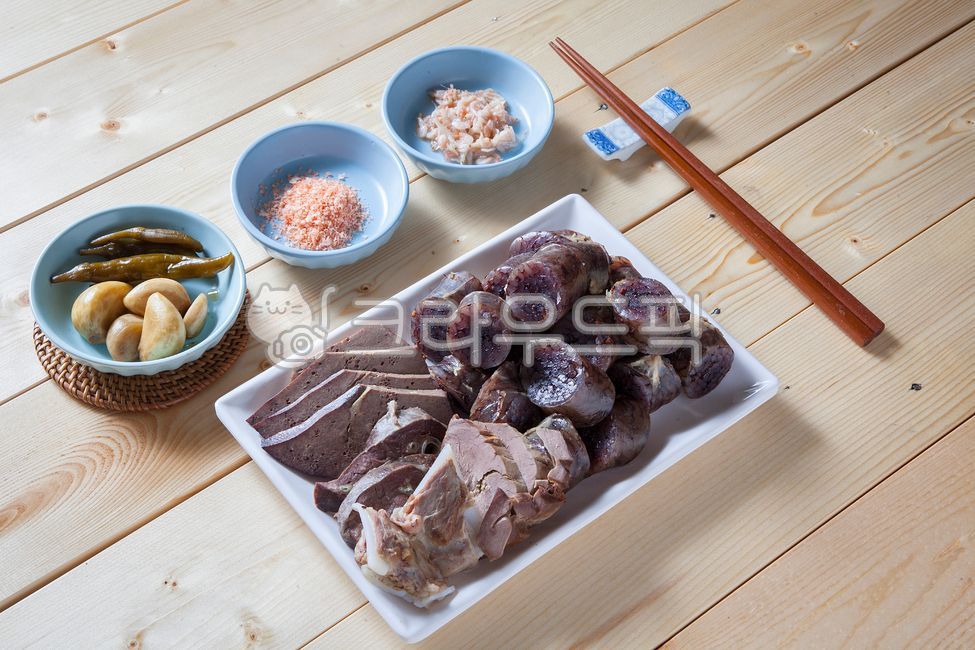 pepper,snack,Shrimp sauce,market food,snack shop,wooden chopsticks,noodle,Sundaeguk,pork head meat,street food,Korean food,Badger Gamtu,Salt place,pig head,cooking,sundae,delicacy,snack bar,Pork liver,garlic,sundae soup,Stirfried Sundae,salt,restaurant,fo