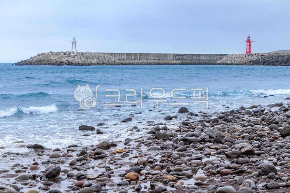 바다,등대,하효해변,몽돌,하효항,하요해수욕장,하효쇠소깍해변,방파제,제주도,해변,파도,돌,화산암,현무암,sea,outdoors,water
