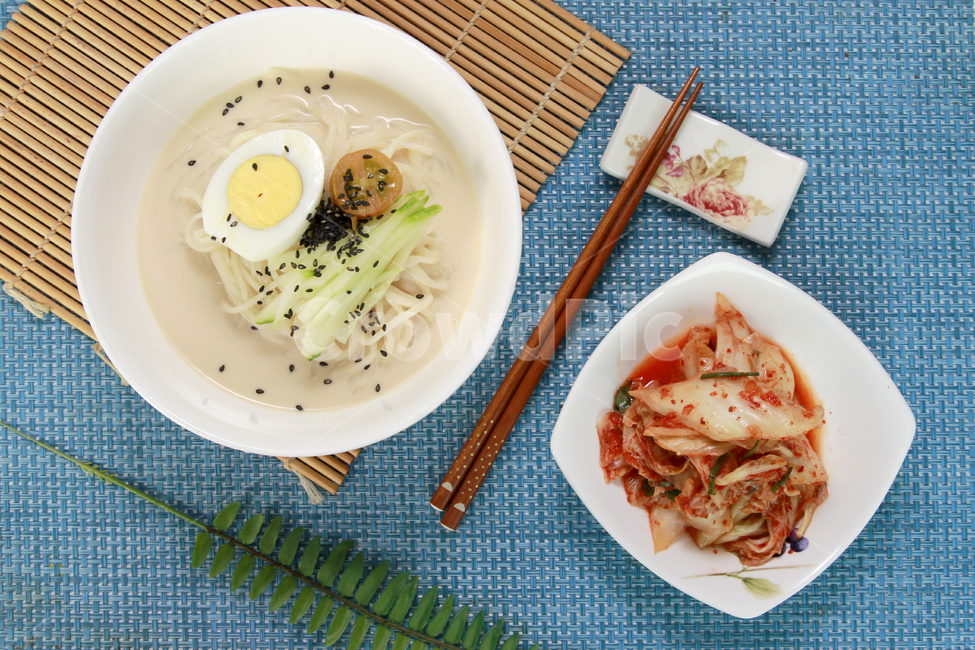 bowl,사발,dish,요리,food,음식,계란,egg,식사,meal,콩국수,김치,여름,계절,summer,season,음식,식재료,요리,food,cook,meal,dishes,food reserves