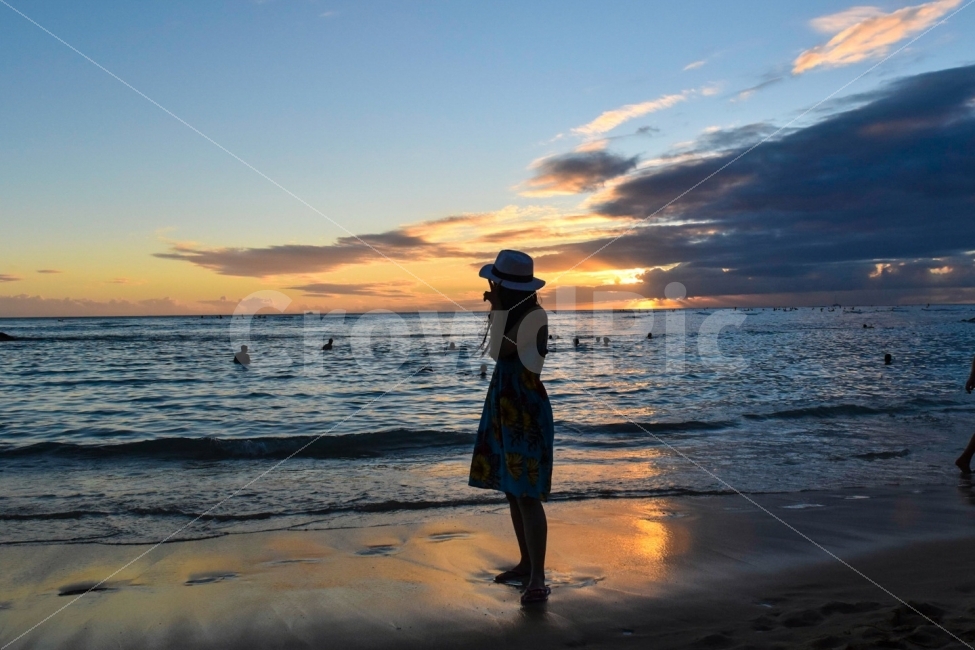 하와이,와이키키,바다,노을,사람,여자,해안가,미국여행,실루엣,해변,바다,beach,sea,사람,인물,인간,human,person,여성,여자,woman,female,lady,인물실루엣,사람실루엣,character silhouette,human silhouette,여행,휴가,traveling,vacation,trip,apparel,의복,clothing,의류,shorts,반바지,outdoors,옥외,water,물,ocean,대양,nature,자연