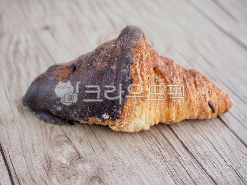 초코크루아상,초콜릿,크루아상,빵,갈색,음식,베이커리,패스트리,크로와상,아침식사,제과,제빵,식사,간식,스낵,바삭한,탄수화물,croissant,bread,brown,food,bakery,pastries,breakfast,confectionery,baking,meal,snack,crispy,음식,식재료,요리,food,cook,meal,dishes,food reserves,빵,bread