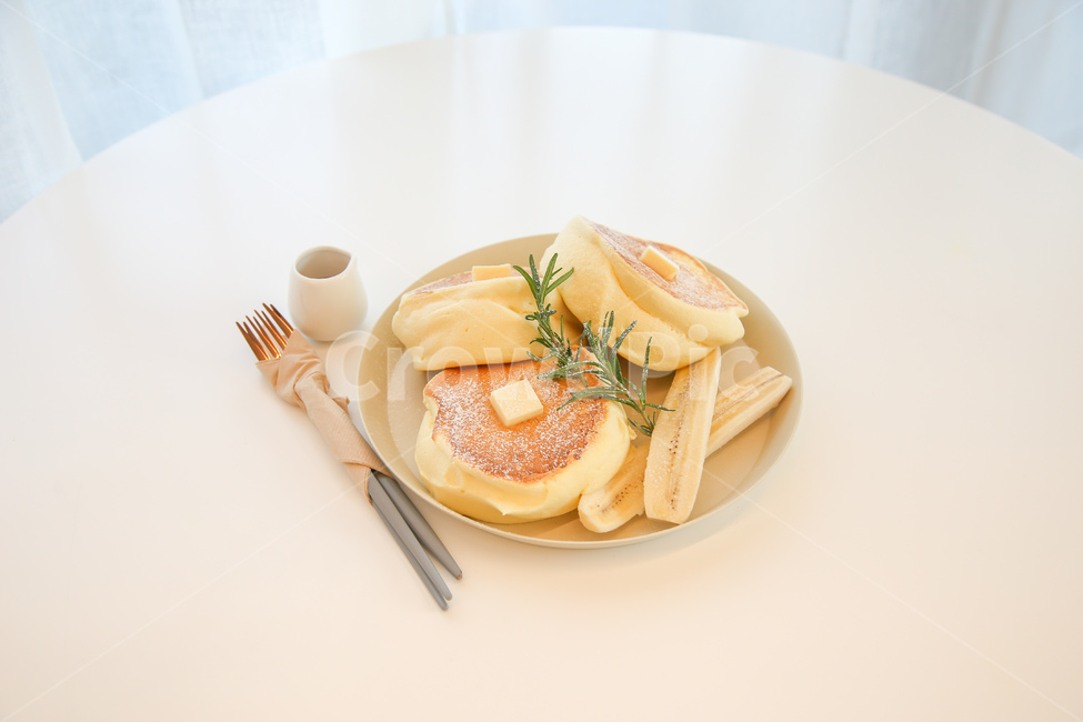 food,음식,bread,빵,pottery,saucer,받침접시,생크림,과일,로즈마리,우드접시,커트러리,음식,식재료,요리,food,cook,meal,dishes,food reserves,디저트,간식,후식,dessert,snack