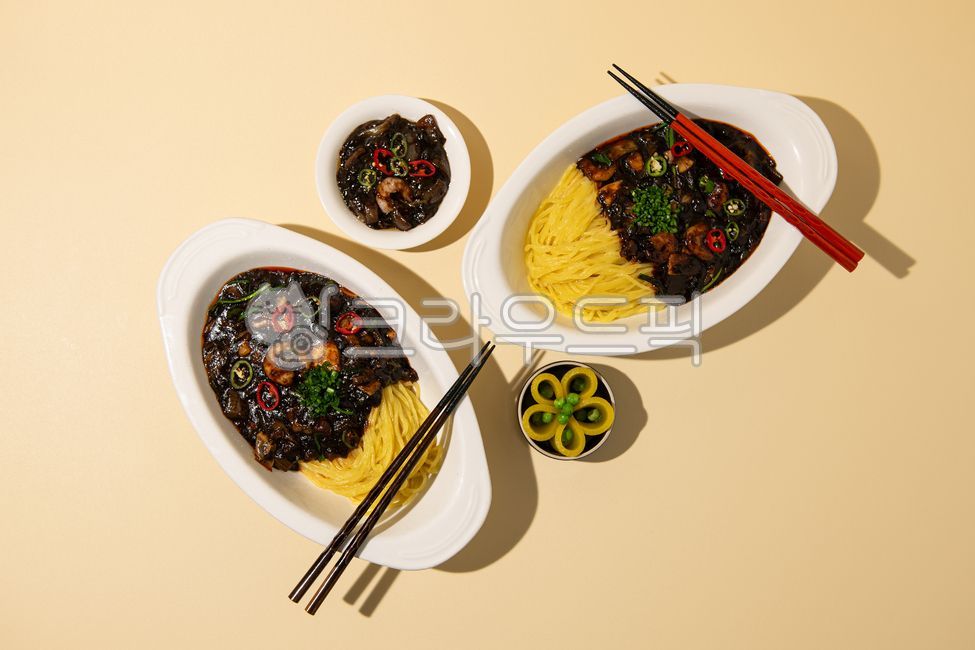 짜장면,삼선짜장,해물짜장,중식,중국요리,접시,배경,탑뷰,음식,메뉴,해물,짜장,식사,점심,별미,면,옥수수면,단무지,짜사이,젓가락,두그릇