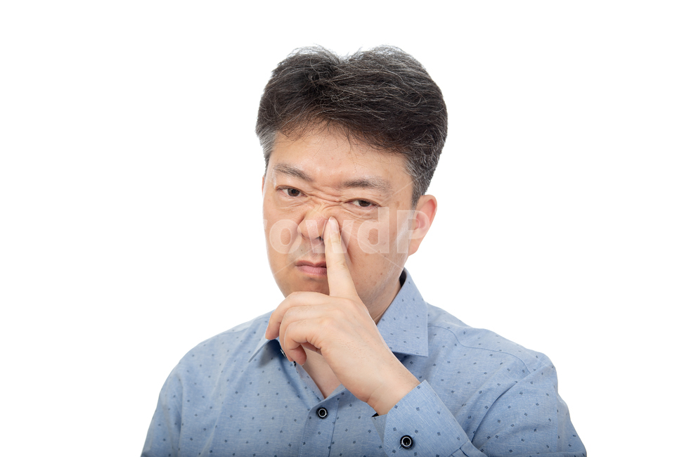 남자,남성,1인,상반신,흰색배경,누끼,하얀색배경,성인남자,아빠,한국인,일본인,중국인,아시아인,중년,40대,50대,하얀배경,중장년,건강,건강관리,의료,보건,질병,알레르기,알러지,감기,아픈,표정,컨디션,인물,고통,통증,컨디션나쁨,코막힘,비염,콧물,기침,재채기,감염,전염병,에티켓,꽃가루,집먼지,미세먼지,독감,환절기,사람,인물,인간,human,person,얼굴표정,facial expression,face,남성,남자,man,male,감정표현,기분,feeling,emotion,의료,의학,병원,medical,hospital,clinic,누끼,remove background