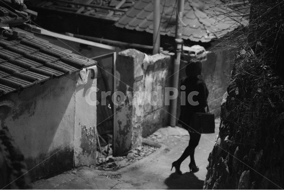시티,도시,그림자,실루엣,스토커,골목길,밤길,거리,퇴근길,골목길,alley,사람,인물,인간,human,person,여성,여자,woman,female,lady,흑백,모노톤,monochrome,black and white,고독함,외로움,쓸쓸함,우울함,슬픔,lonely,solitary,town,road,도로,city,street,building,건물,urban,어반