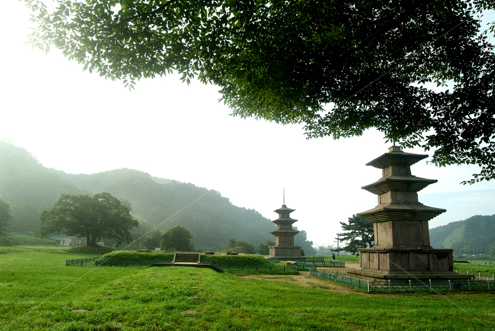 감은사지,문무대왕릉,경주,탑,새벽,한국전통,한국문화,korean traditional,korean culture,랜드마크,landmark,tourist attraction,한국랜드마크,한국관광지,한국명소,korea landmark,korea tourist attraction,건축물,건물외관,exterior,building,structure,architecture,construction