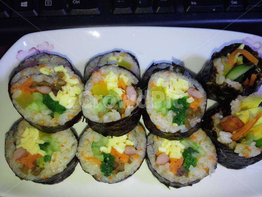 김밥,김,당근,오이,단무지,우엉,식사,소풍,시금치,음식,식재료,요리,food,cook,meal,dishes,food reserves
