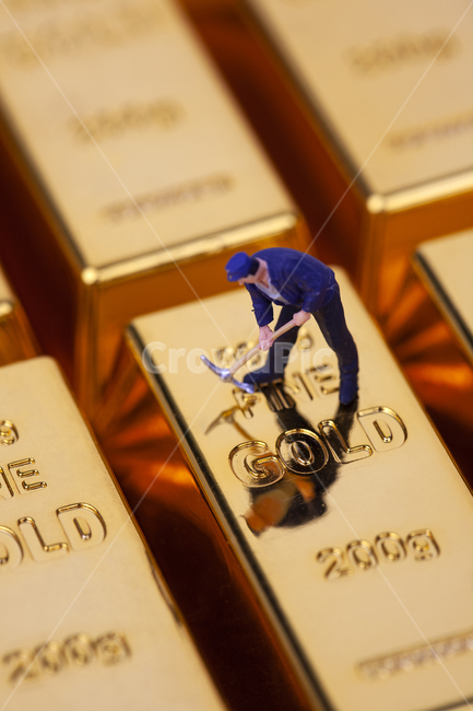 drop,dig,purity,pickaxe,miner,gold,bank,revenue,jackpot,gold bar,market price,savings,man,profit,Gold,plummet,business,surge,buying and selling,pure gold,gold price,purchase,investment,mining,golden color,concerns,drill,market,gold mine,closeup,background