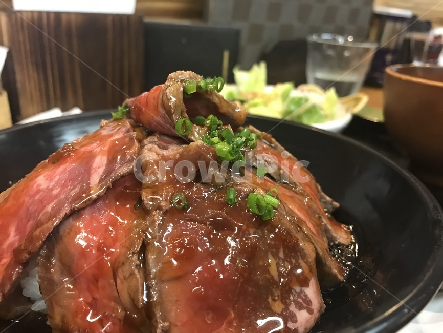 스테이크덮밥,윤기,덮밥,밥,고기