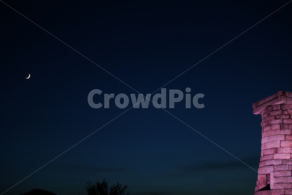 경주,첨성대,밤,그리움,달,야경,풍경,moon,landscape,night,sky,하늘,야경,밤,풍경,nightscape,night,landscape,한국전통,한국문화,korean traditional,korean culture,랜드마크,landmark,tourist attraction,한국랜드마크,한국관광지,한국명소,korea landmark,korea tourist attraction,색깔,색상,색채,색감,color sense,color sensitivity,feeling of color,nature,자연,outdoors,옥외