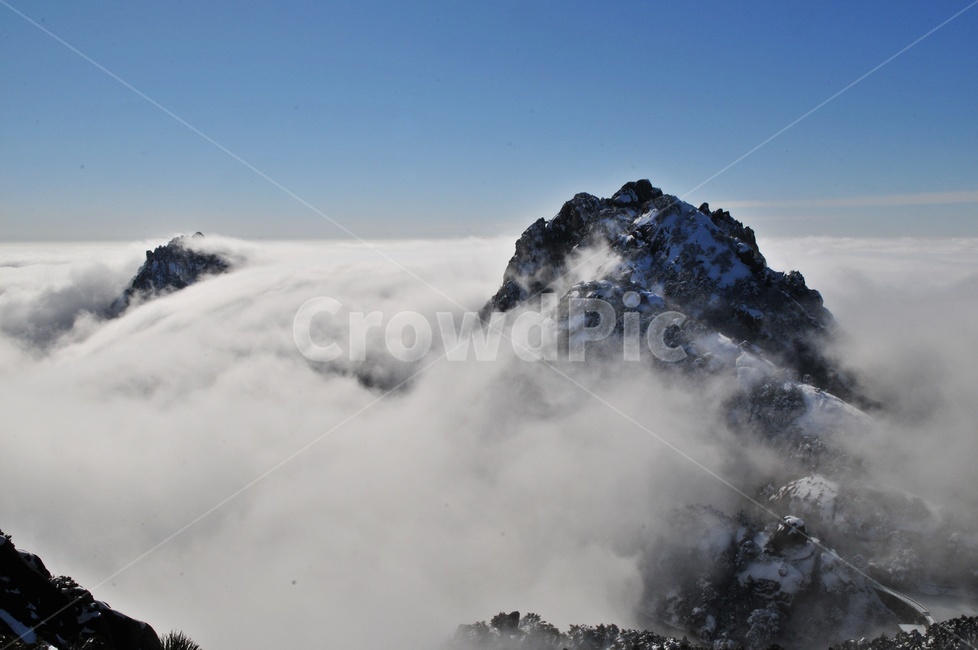 nature,자연,weather,날씨,outdoors,옥외,mountain,산,mountainrange,산맥,ice,빙,peak,피크,중국,황산,중국황산,황산설경,운해,설산,설경,바위산,절벽,중국비경,상고대,경치,경관,풍경,비경,명산,정상,골짜기,기암,기암괴석