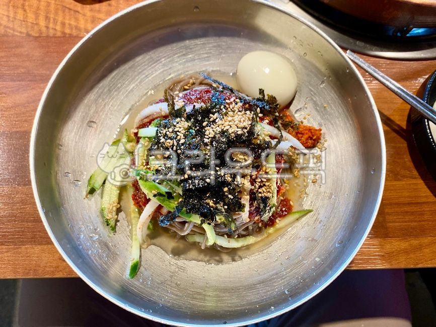 막국수,냉면,여름냉면,김가루,오이고명,계란,비빔냉면,육수,고추장소스,양념장,냉면그릇,1인분,일인분,한끼,1끼,시원한,차가운,여름음식