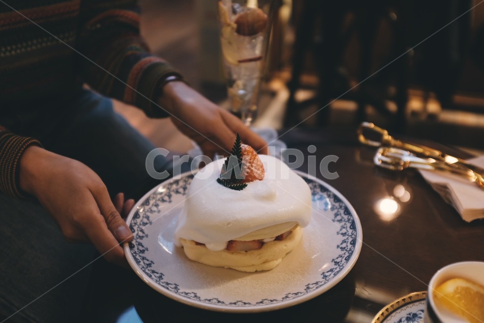 cake,케이크,food,식품,creme,dessert,디저트,cream,크림,icing,사람,person,sweets,confectionery,후식,수플레케이크,음식,식재료,요리,food,cook,meal,dishes,food reserves,디저트,간식,후식,dessert,snack