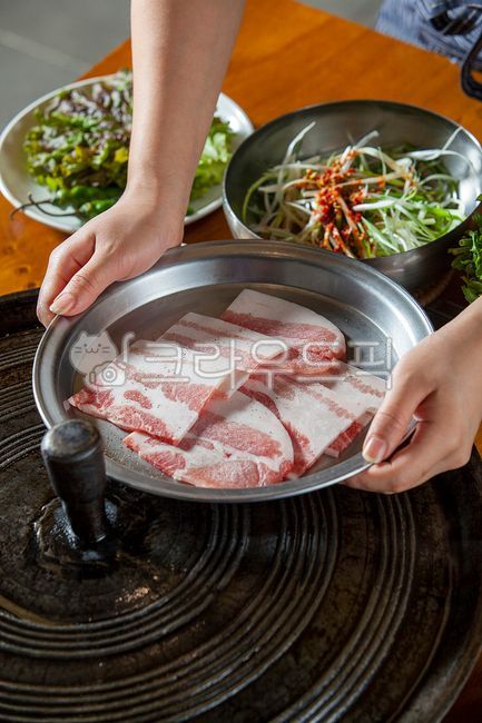 삼겹살,돼지고기,솥뚜껑삼겹살,솥뚜껑삼겹살구이,솥뚜껑,생삼겹살,대패삼겹살,솥뚜껑생삼겹살,솥뚜껑구이,돼지,음식,식사,요리,술안주,먹거리,쟁반,파,상추,고추,야채,식재료,음식,식재료,요리,food,cook,meal,dishes,food reserves