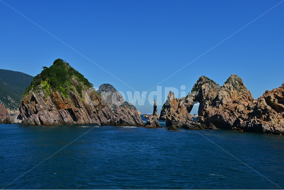 낭떠러지,cliff,nature,자연,outdoors,옥외,water,물,shoreline,해안선,sea,바다,ocean,대양,coast,연안,promontory,신안,홍도,다도해행상국립공원,홍도독립문,남문바위,cave,동굴,자연,풍경,nature,landscape