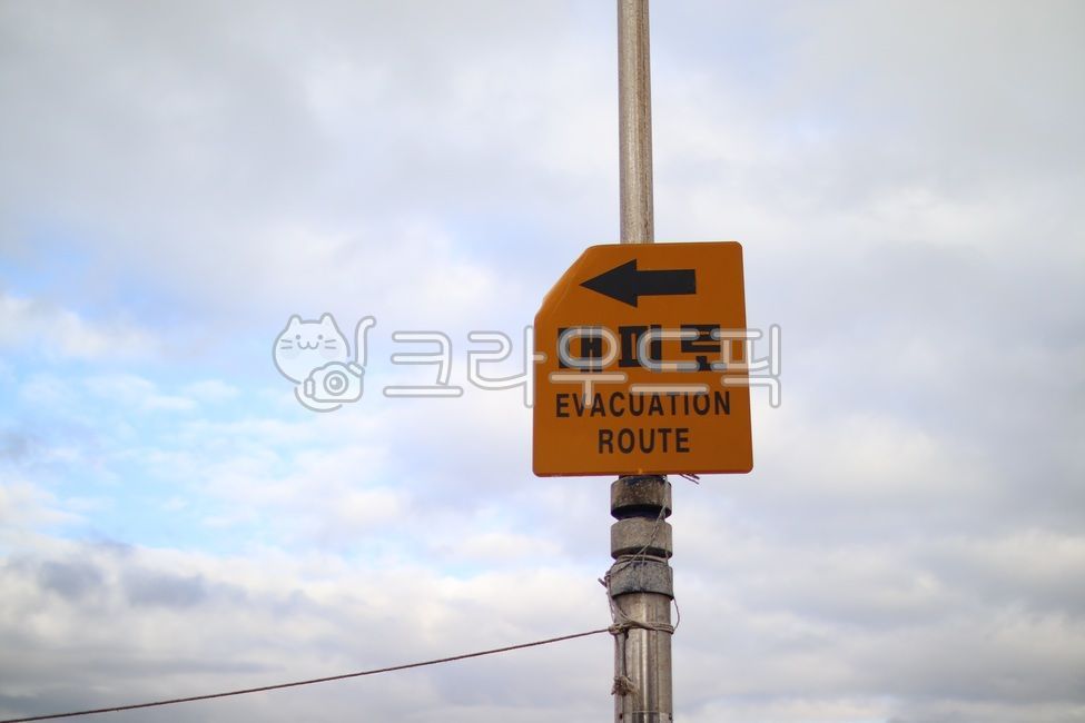 evacuation,evacuation route,road sign,sign