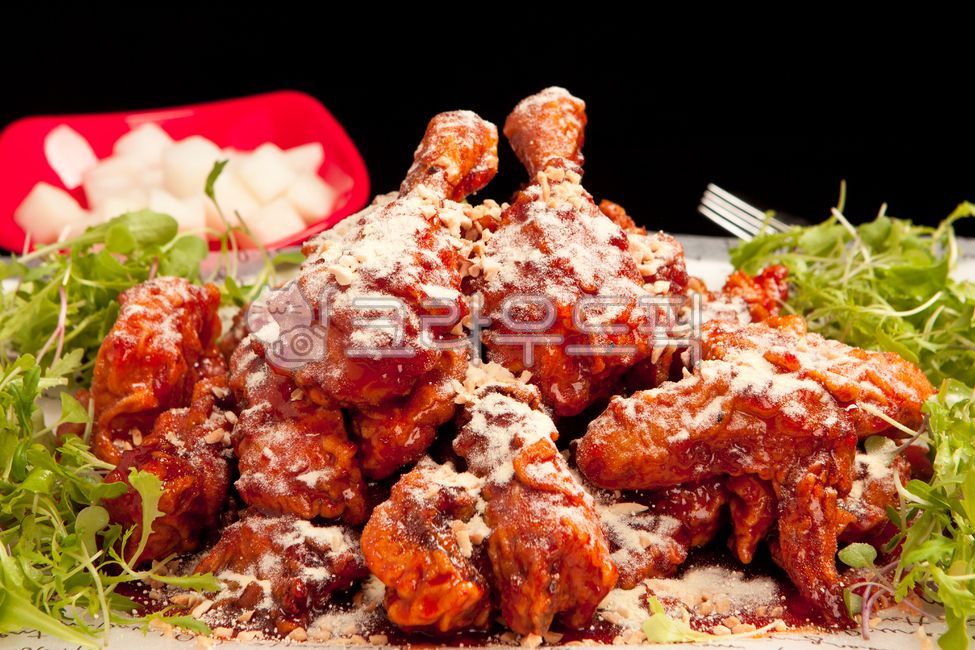 양념치킨,클로즈업,통닭,닭다리,패스트푸드,컨셉,양념,요리,닭고기,튀김,육류,식품,푸드,seasonedchicken,closeup,wholechicken,chickenlegs,fastfood,concept,seasoning,cooking,chicken,friedfood,meat,food,음식