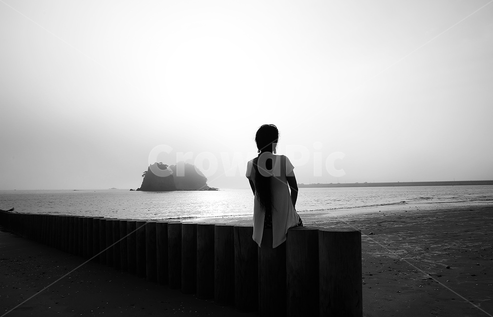 바다,일몰,배경,힐링,여행,사람,인물,인간,human,person,여성,여자,woman,female,lady,흑백,모노톤,monochrome,black and white