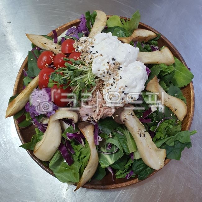 seasoning,yogurt,tuna,salad,Greek yogurt,Cherry tomato,radish,vegetable,food,meal,dressing,diet,mushroom