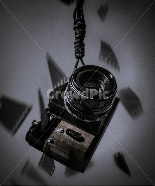 카메라,우울함,우울증,필름,오래된,old,camera,film,고독함,어두움,잊혀짐,사라짐,사진작가,포토그래퍼,photographer,고독함,외로움,쓸쓸함,우울함,슬픔,lonely,solitary,사물,물건,오브젝트,thing,object,matter,연출,컨셉,콘셉,direction,concept