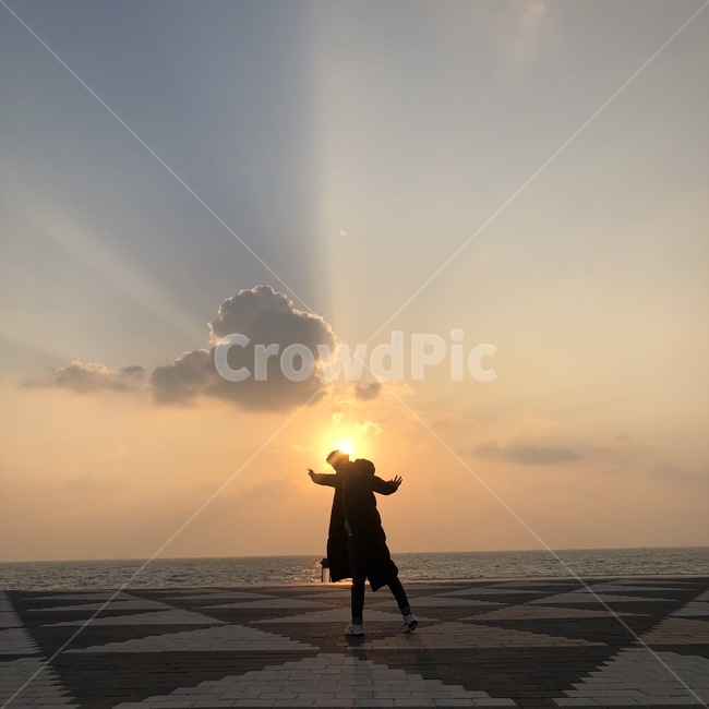 sumset,낙조,노을,해질녘,저녁하늘,겨울하늘,붉은하늘,바다,파도,구름,sky,cloud,see,light,빛,flare,플레어,nature,자연,outdoors,옥외,sunlight,햇빛,사람,점프,jump,하늘,동작,빛번짐