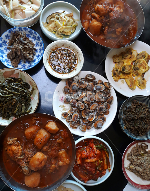 탑앵글,식탁,상차림,상,음식,닭도리탕,꼬막무침,꼬막,간장,김치,전,반찬,한식,요리,한국,대한민국,한국음식,접시,나물,탑,탑뷰