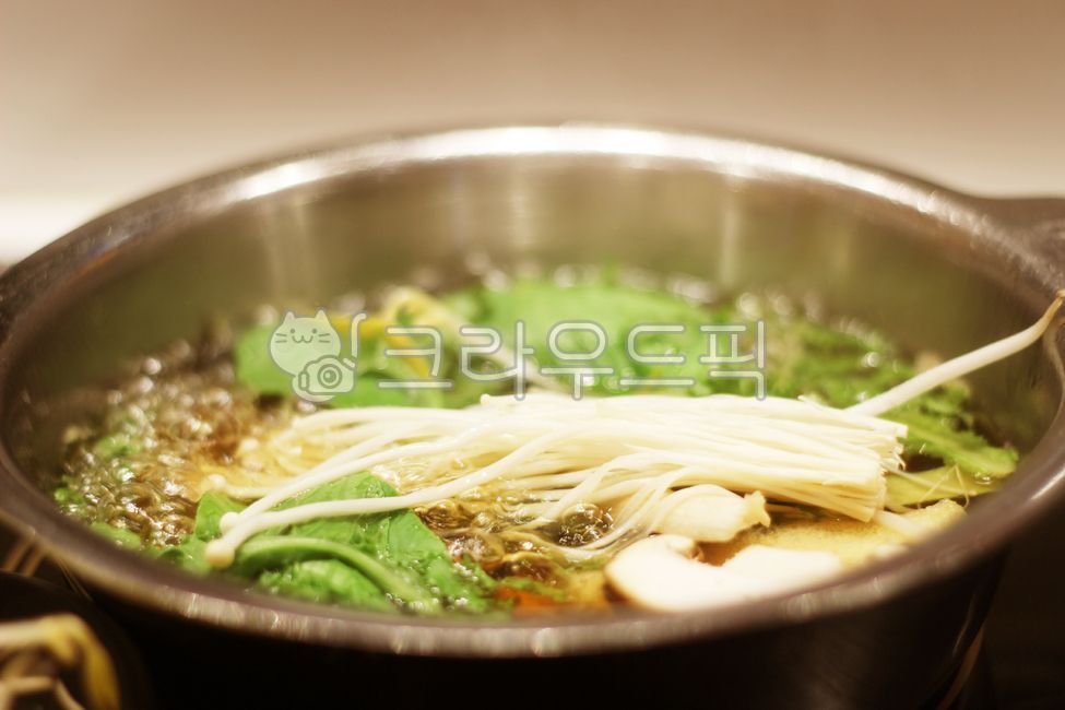 샤브샤브,샤브샤브국물,야채,채소,버섯,숙주나물,육수,샤브샤브육수,샤브샤브요리,요리,음식,food,cook,meal