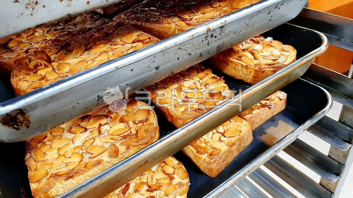 tray,bread,bakery,Bakery,honey almond,food,Tray,dessert,Oven,Almond bread,baked bread,flour,honey,prestigious department,fresh