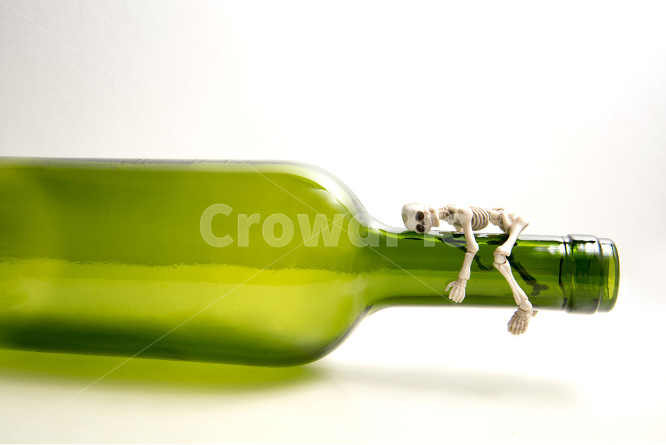 알콜중독,술병,음주,고주망태,술취함,술,술,주류,alcohol,사물,물건,오브젝트,thing,object,matter,연출,컨셉,콘셉,direction,concept,누끼,remove background