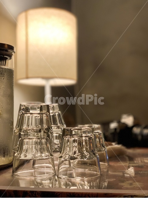 물잔,술잔,유리컵,글라스,투명,유리,반사,glass,glasscup,따뜻,조명,무드등,탁상등,물,브라운,브라운톤,정적인,잔잔한,사물,물건,오브젝트,thing,object,matter