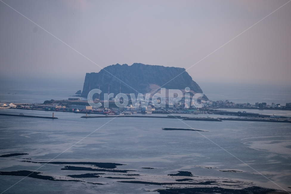 제주도,자연,풍경,성산일출봉,바다,제주,지미봉,지미오름,자연,풍경,nature,landscape,한국자연풍경,한국자연경관,korea nature landscape,제주도,jeju,jeju island,outdoors,옥외,land,땅,water,물,shoreline,해안선,ocean,대양,sea,coast,연안,island,섬